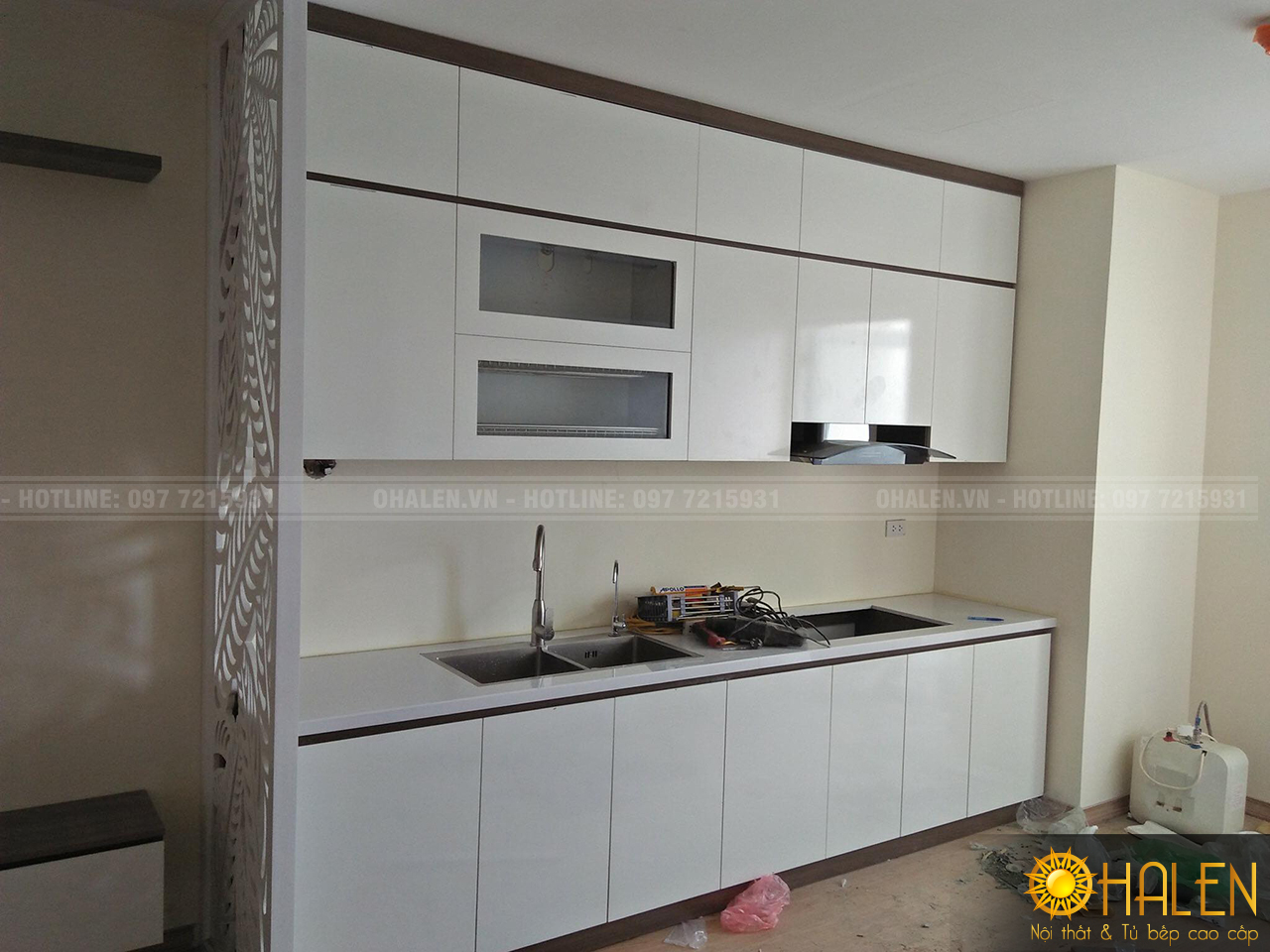 Kết hợp thùng vân gỗ cánh trắng cho không gian nhà bếp chung cư Vimeco Nguyễn Chánh, gđ anh Huy