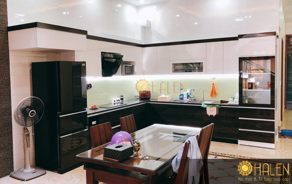 Mẫu tủ bếp nhựa 2 tầng thi công hoàn thiện cho gia đình chị Hòa tại Tam Trinh
