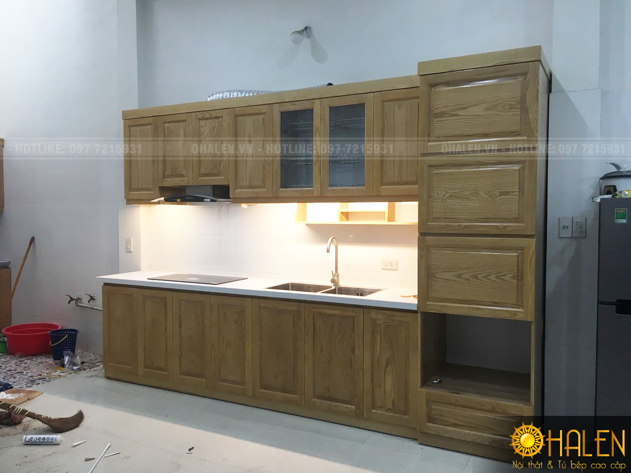 Bộ tủ bếp của gia đình anh Kiên được thiết kế hiện đại , đầy đủ công năng sử dụng