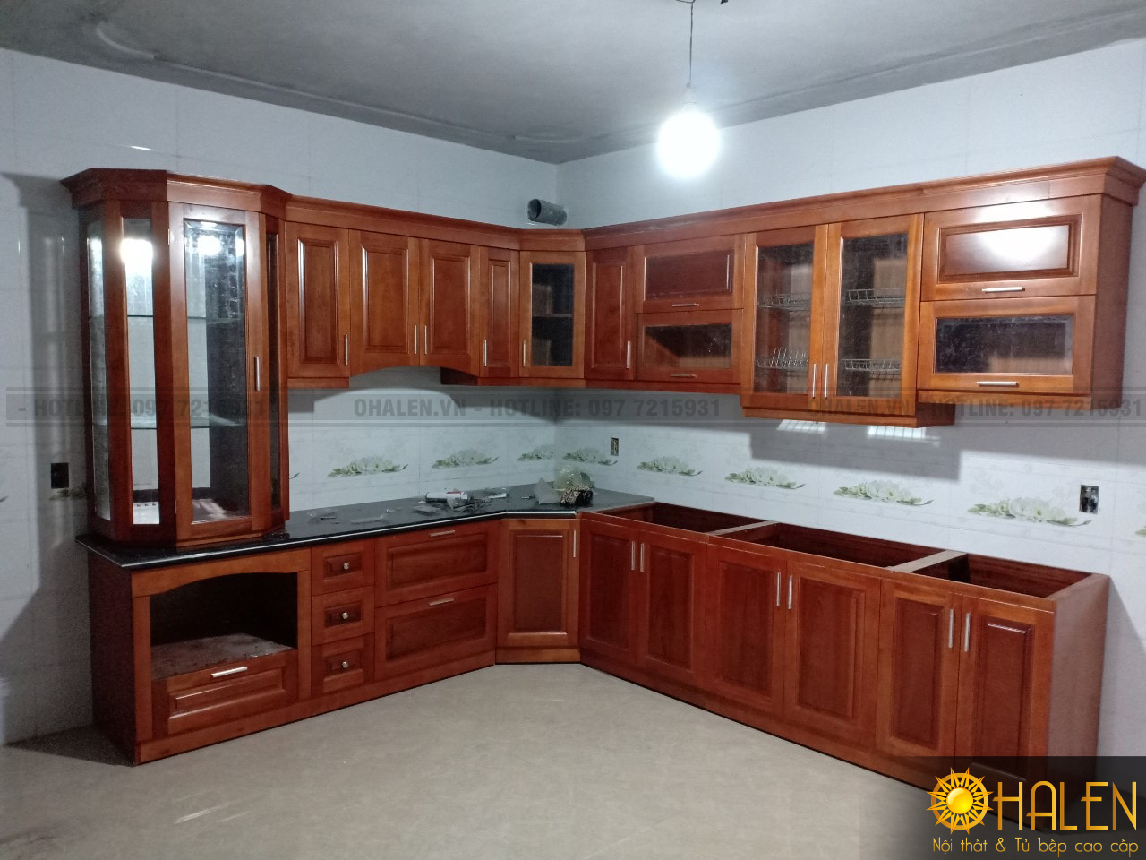 Mẫu tủ bếp gia đình chất liệu gỗ Xoan Đào cho gia đình chú Lâm