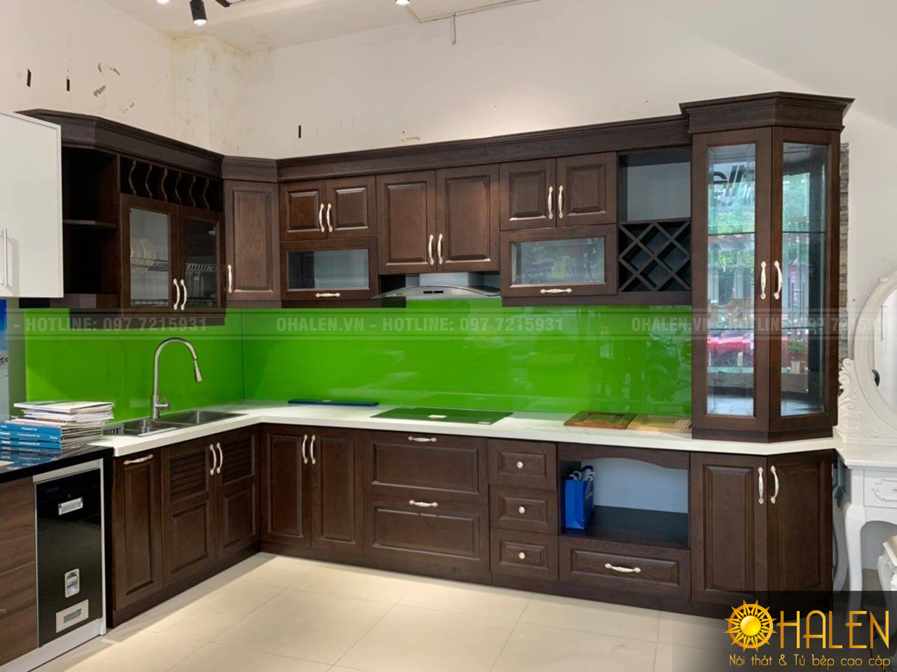 Mẫu tủ bếp gia đình đẹp màu nâu với điểm nhấn là kính màu xanh lá hợp với người mệnh Mộc