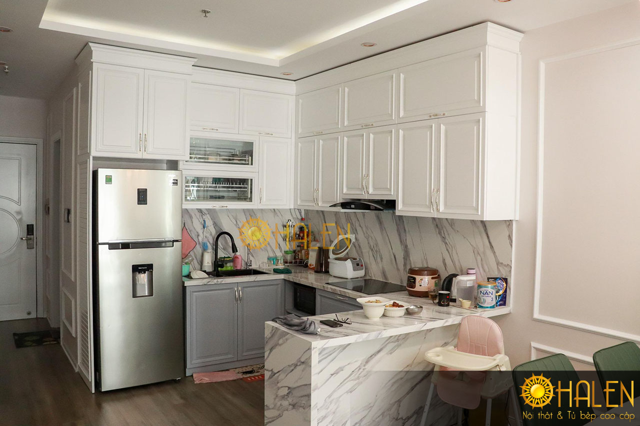 Tủ bếp thiết kế chữ U đóng sát trần giúp tăng không gian chứa đồ của gia đình bạn