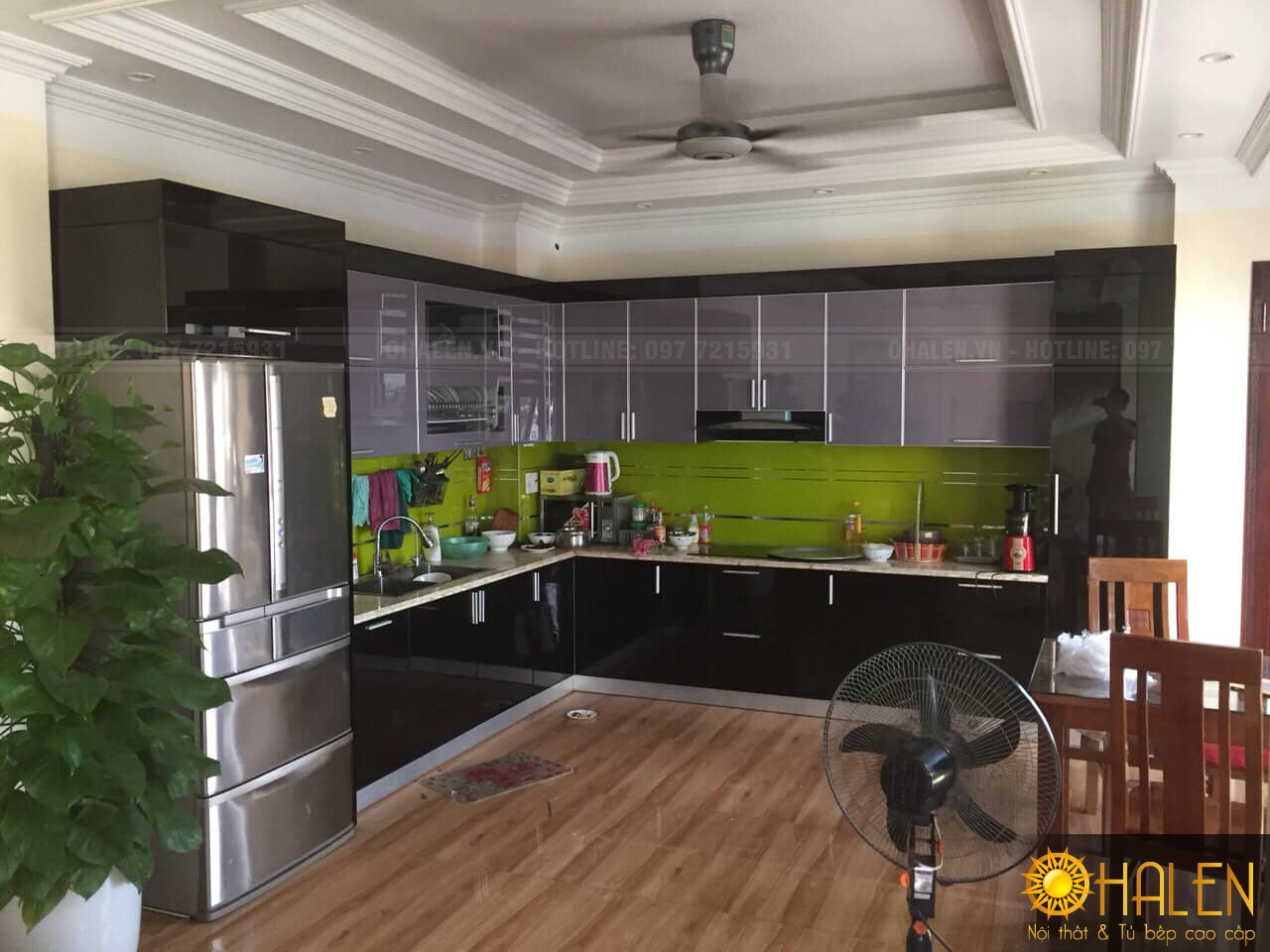 Tủ bếp inox cánh kính hình chữ L dành cho không gian bếp rộng dãi