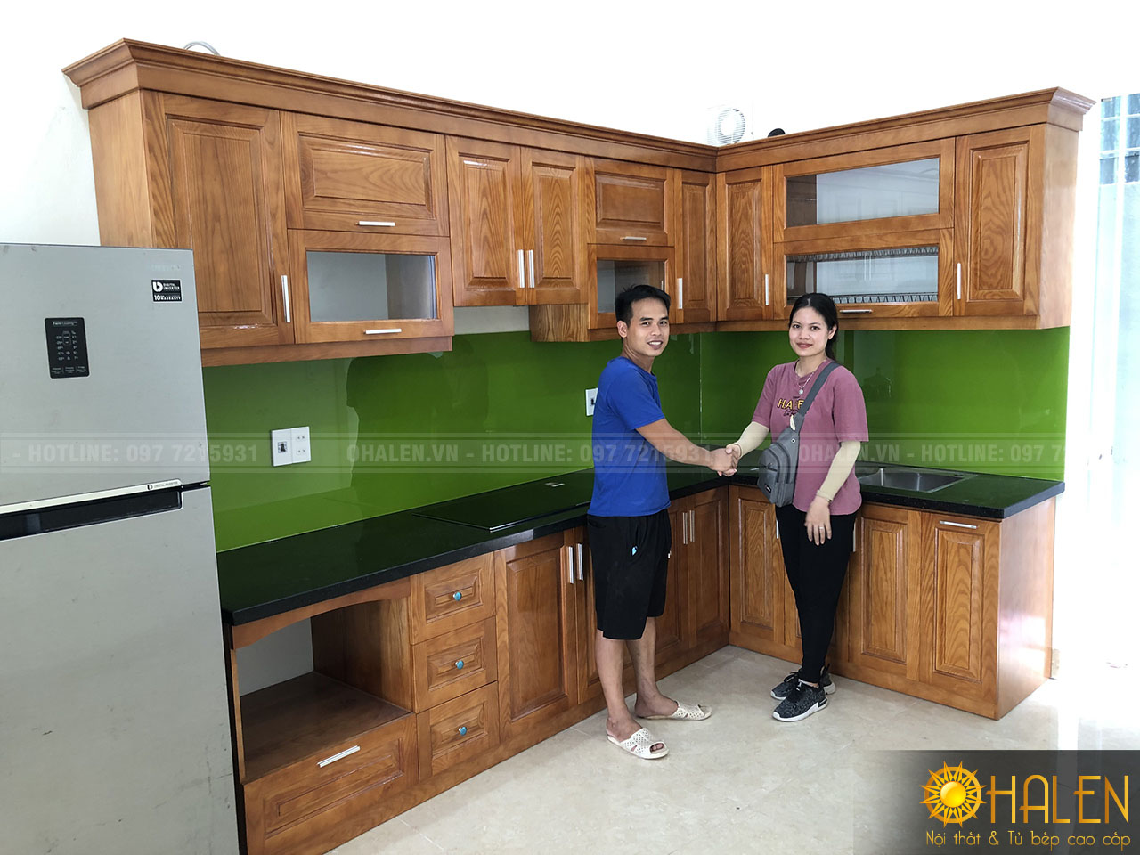Hình ảnh khách hàng hài lòng với sản phẩm tủ bếp kính màu xanh lá cây của nội thất OHALEN