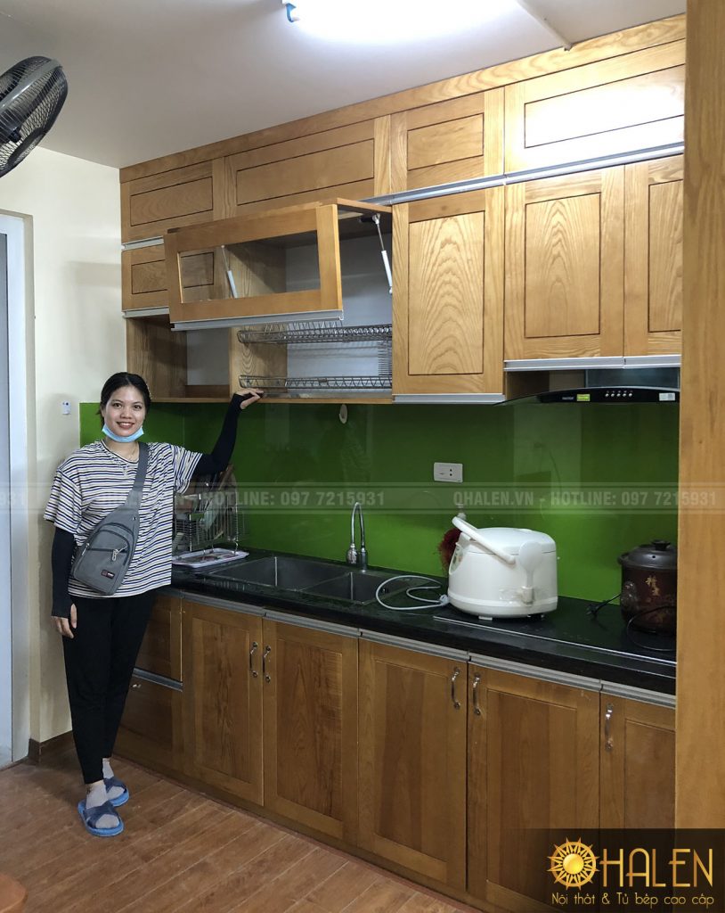 Công trình tủ bếp gỗ sồi Nga cùng kính bếp màu xanh lá tại chung cư Soth Buding Hoàng Mai