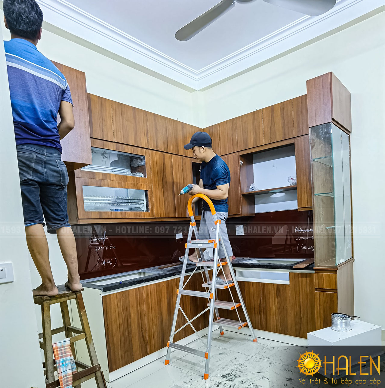 Thợ thi công của OHALEN đang tiến hành lắp thi công lắp đặt tủ bếp cho khách hàng