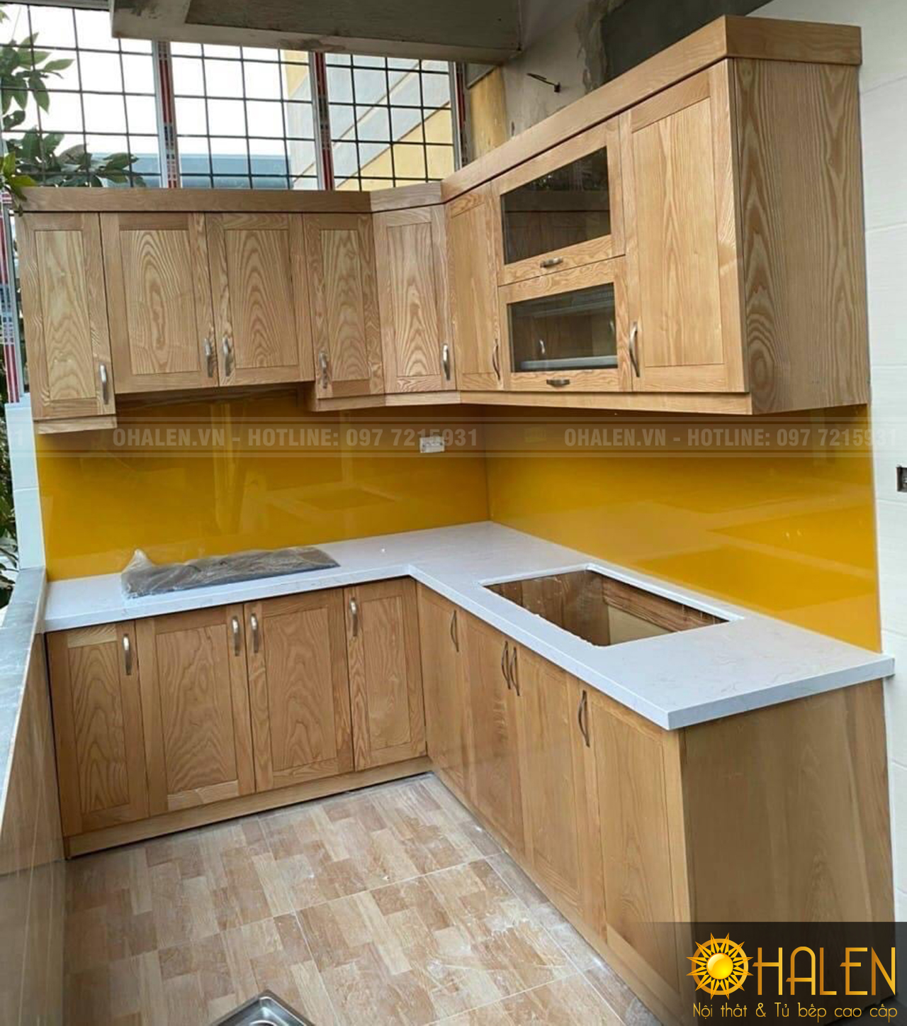 Thi công hoàn thiện tủ bếp 2 tầng chất liệu gỗ sồi Nga phun sơn PU màu vàng nhạt cho gia chủ