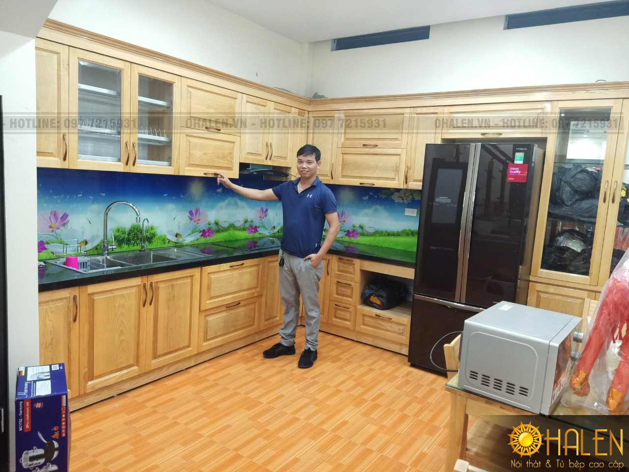 Hình ảnh khách hàng hài lòng với bộ tủ bếp 2 tầng thi công hoàn thiện tại nội thất OHALEN