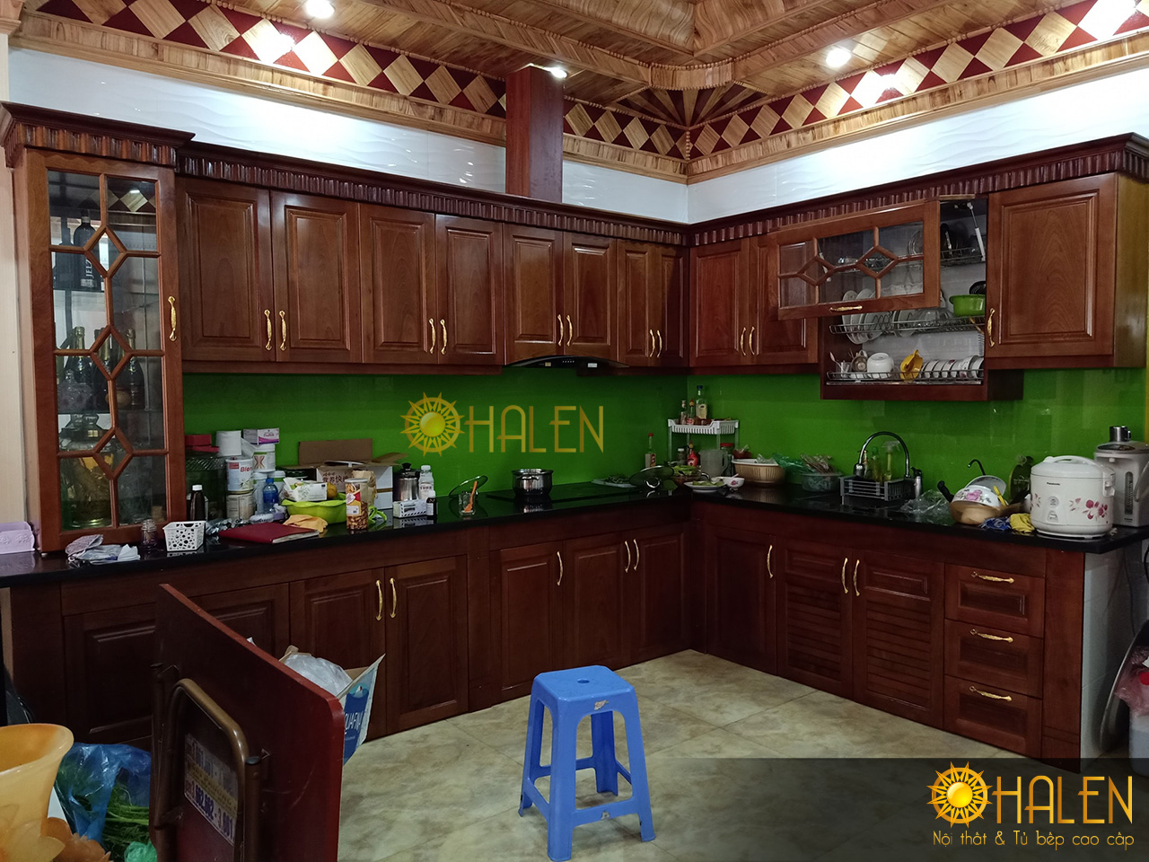 Tủ bếp gỗ xoan đào thi công hoàn thiện cho gia đình chú Mạnh tại Vĩnh Phúc