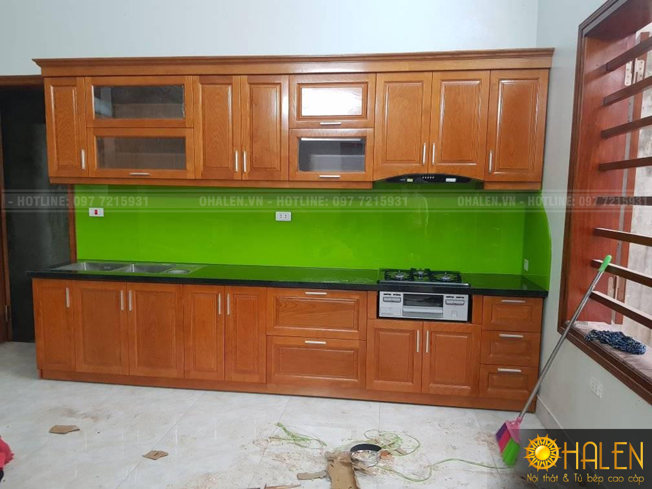 Bộ tủ bếp gỗ sồi Nga đã hoàn thiện để bàn giao cho gia đình anh Duy tại Long Biên