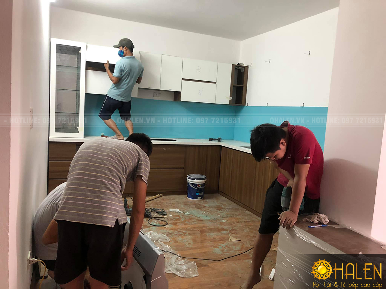 Thợ thi công đang tiến hành thi công đóng tủ bếp tại Dịch Vọng, Cầu Giấy, Hà Nội