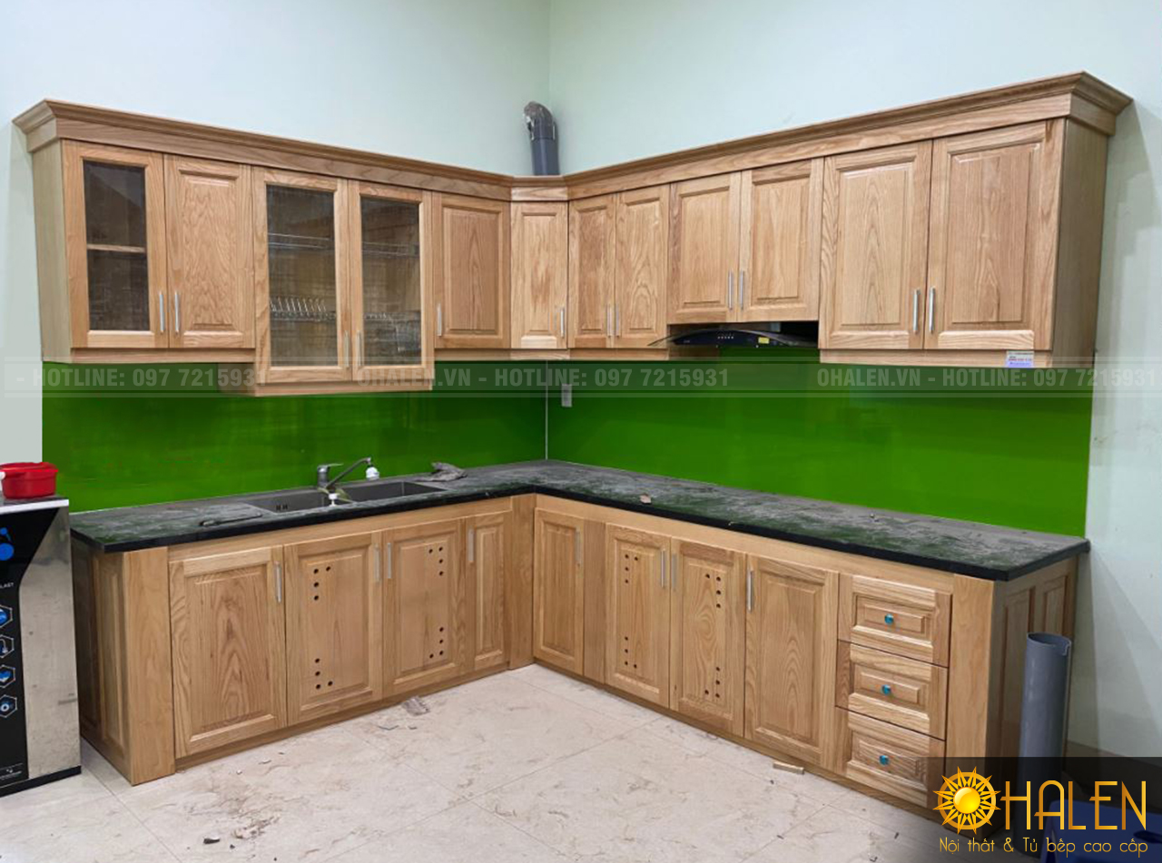 Tủ bếp đẹp 2021 với tông màu vàng nhạt và điểm nhấn mà màu kính nổi bật