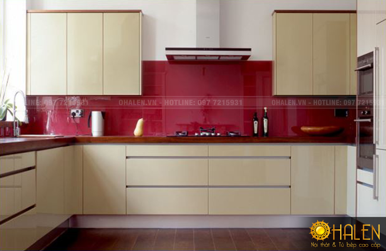 Mẫu tủ bếp thết kế theo phong cách Châu Âu sử dụng kính bếp màu đỏ cho người mệnh Hỏa
