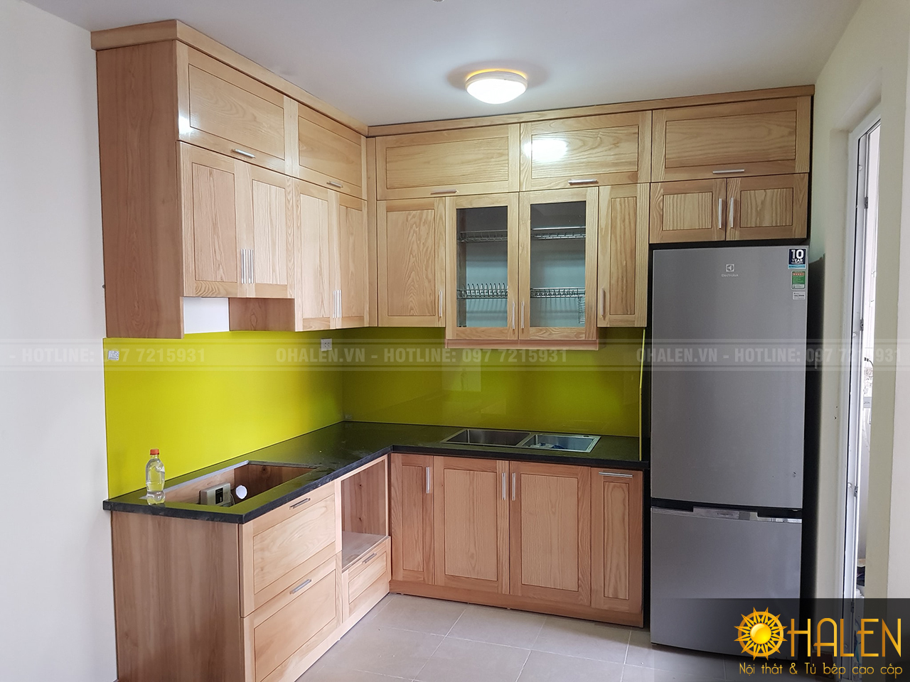 Tủ bếp gỗ sồi tự nhiên sử dụng kính ốp bếp vàng ấm cúng sự lựa chọn hoàn hảo cho gia chủ mệnh Thổ