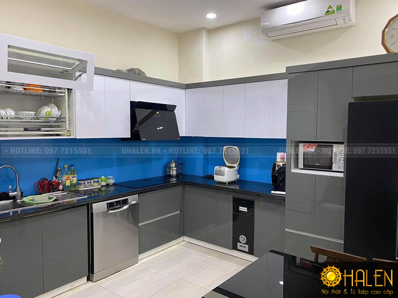 Tủ bếp kính màu xanh dương nổi bật và là điểm nhấn của không gian bếp