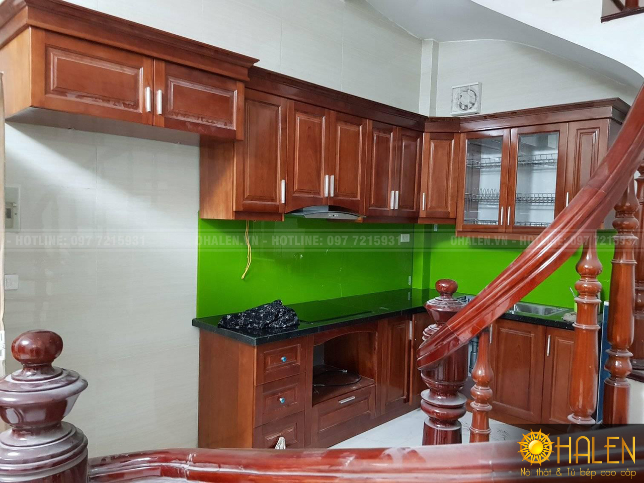 Bộ tủ bếp gỗ xoan đào màu cánh gián kết hợp cùng kính bếp màu xanh lá đẹp ấn tượng