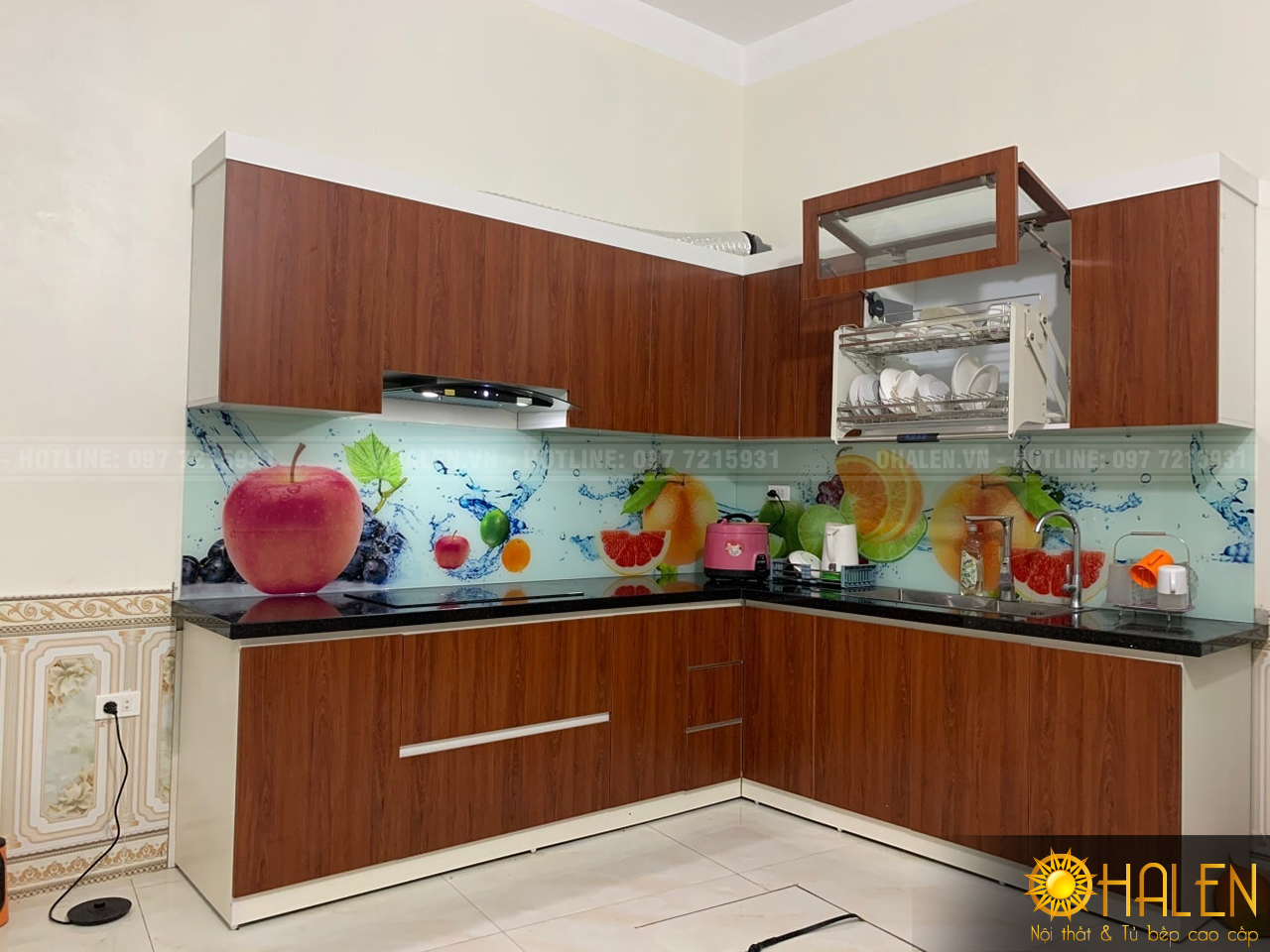 Hình ảnh bộ tủ bếp Melamine vân gỗ màu cánh gián sang trọng kết hợp kính bếp 3D nổi bật