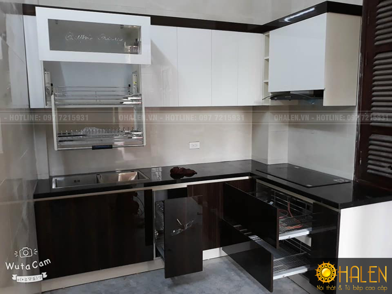 Tủ bếp Picomat cánh Acrylic màu vân gỗ nâu đậm sạch sẽ, dễ vệ sinh và lau chùi
