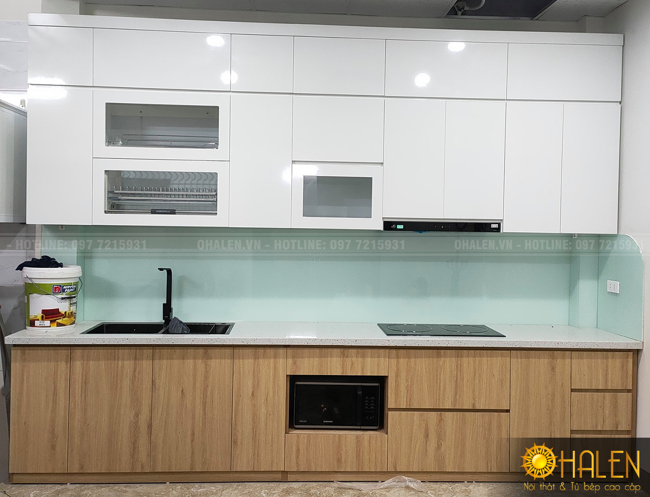 Tủ bếp có màu kính ốp bếp xanh trắng rất nhẹ nhàng, trẻ trung cho gia chủ mệnh Thủy