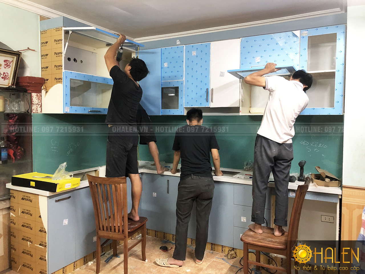 Đội ngũ thợ thi công vẫn đang miệt mài lắp đặt và thi công tủ bếp để kịp bàn giao