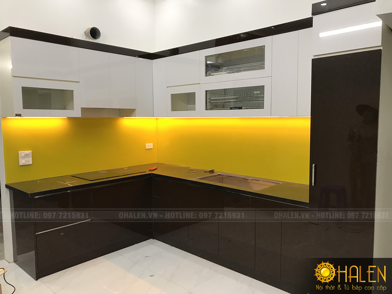Hình ảnh bộ tủ bếp đã hoàn thiện, tủ bếp cánh trắng kết hợp nâu, kính màu vàng chanh nổi bật