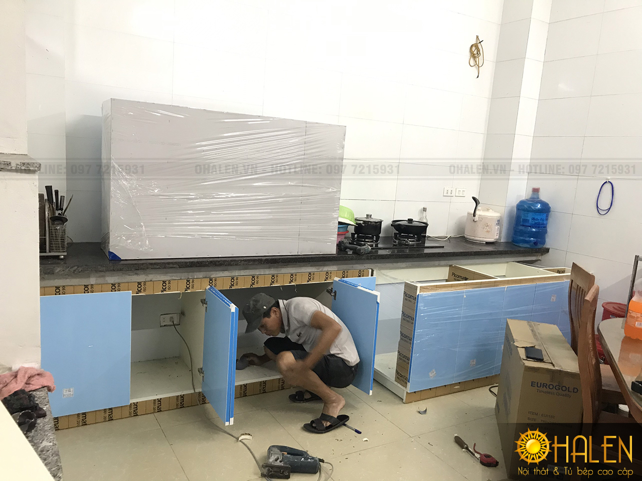Đội ngũ thợ thi công đang tiến hành lắp đặt tủ bếp cho gia chủ