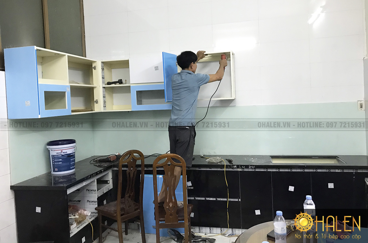 Đội ngũ thợ thi công đang lắp đặt công trình tủ bếp tại Gia Lâm - OHALEN.VN