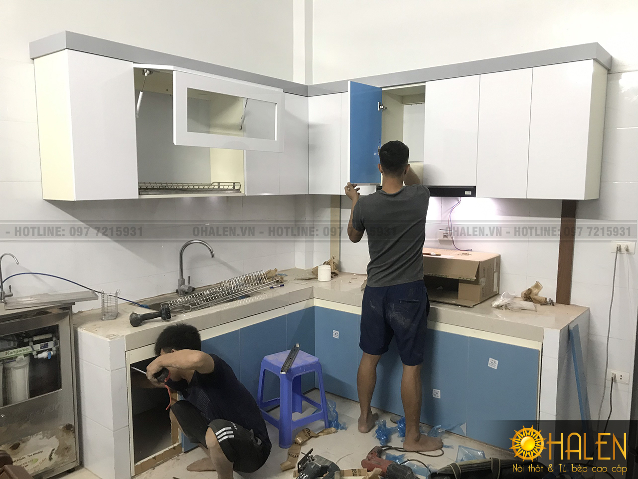 Đội ngũ thợ thi công tiến hành lắp đặt tủ bếp cho khách hàng