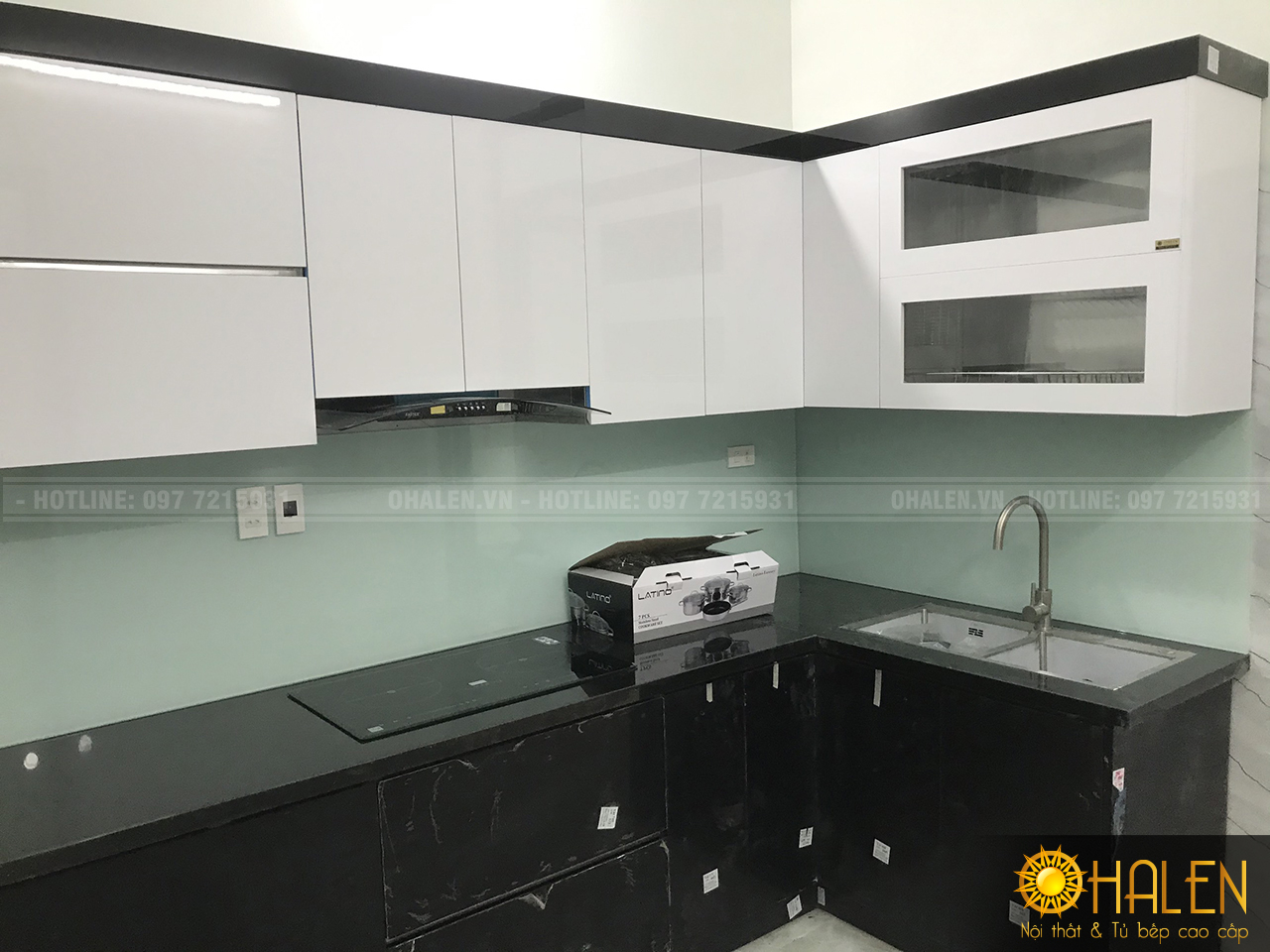Hoàn thiện bộ tủ bếp với tông màu đen trắng - kính ốp bếp trắng xanh