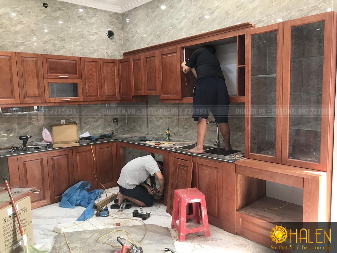 Đội ngũ thợ của OHALEN đang thi công tủ bếp ở Sóc Sơn - Hà Nội cho khách hàng