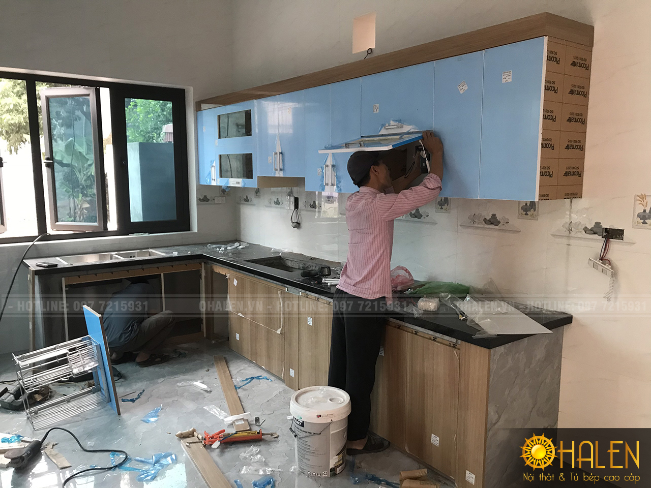 Tủ bếp dưới xây bệ sẵn nên sẽ được ốp khung và cánh tủ đảo bảo tính thẩm mỹ cao