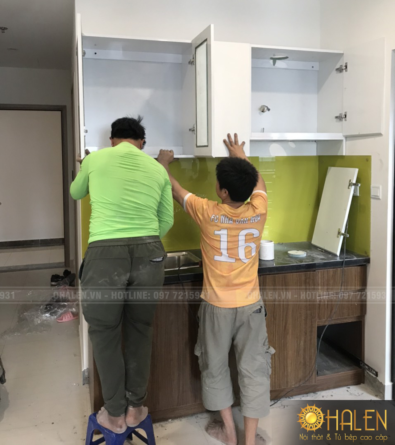 Đội ngũ thợ thi công vẫn đang tiến hành lắp đặt tủ bếp ở Tây Mỗ, Hà Nội